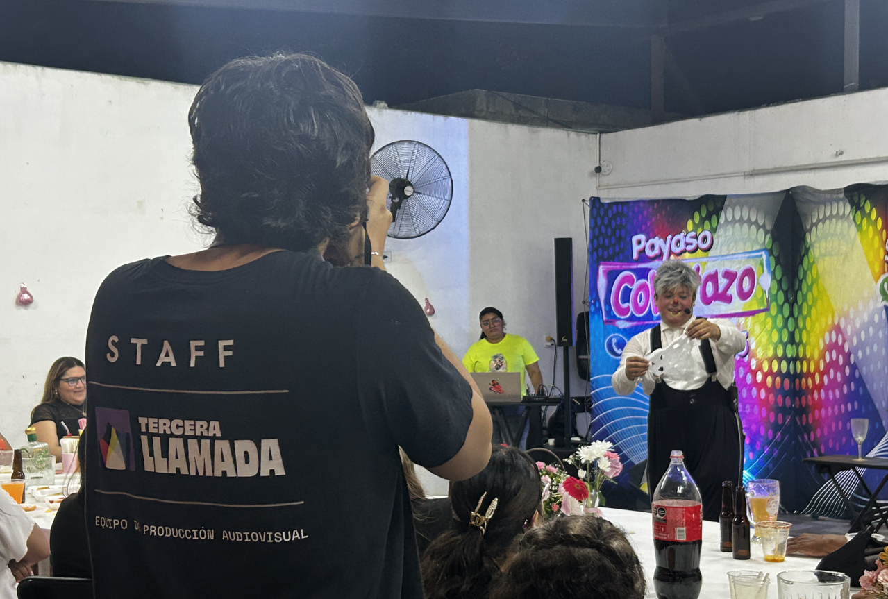 Equipo de Tercera Llamada grabando a un artista en su show